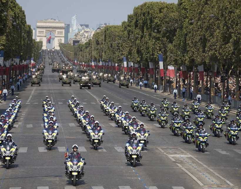 Γαλλία: Παρέλαση με μεγαλοπρέπεια και... απρόοπτα για τους εορτασμούς της 14ης Ιουλίου (pics)