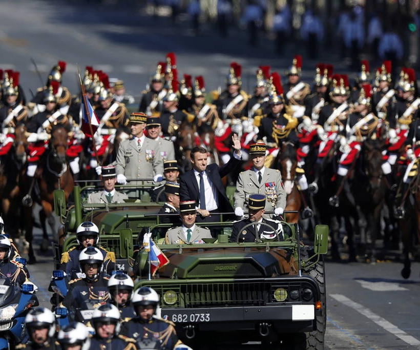 Γαλλία: Παρέλαση με μεγαλοπρέπεια και... απρόοπτα για τους εορτασμούς της 14ης Ιουλίου (pics)