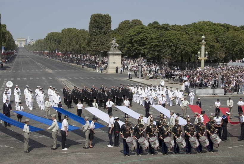 Γαλλία: Παρέλαση με μεγαλοπρέπεια και... απρόοπτα για τους εορτασμούς της 14ης Ιουλίου (pics)