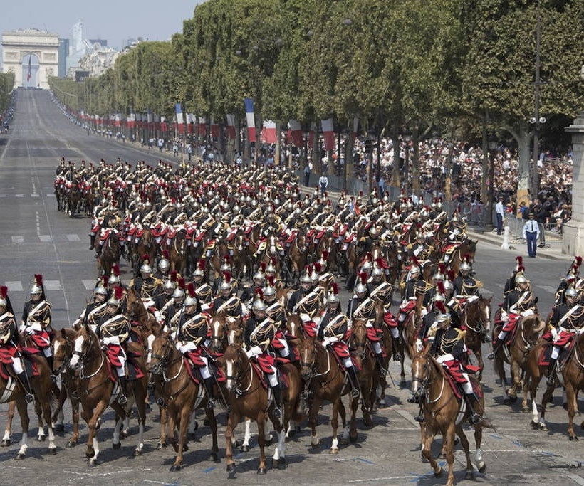 Γαλλία: Παρέλαση με μεγαλοπρέπεια και... απρόοπτα για τους εορτασμούς της 14ης Ιουλίου (pics)