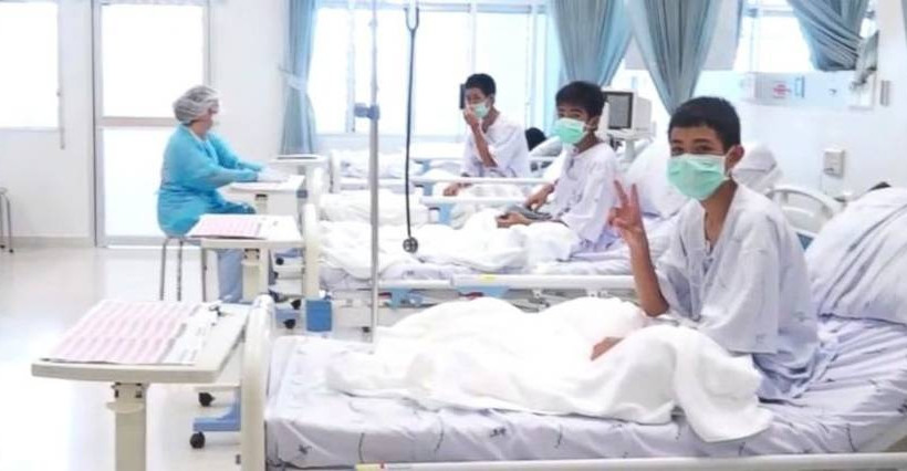 Ταϊλάνδη: Τεράστια τοιχογραφία με τα 12 αγόρια και τον προπονητή τους 