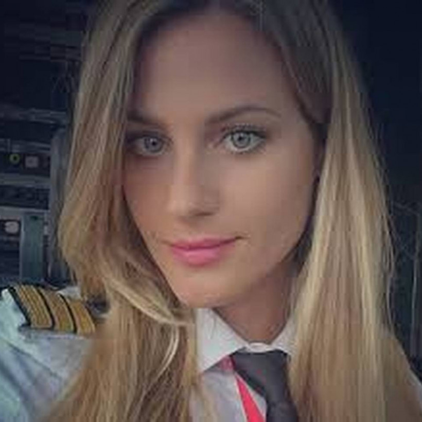 Ιπτάμενη και σέξι: Αυτή είναι η  πιο «όμορφη πιλότος» 