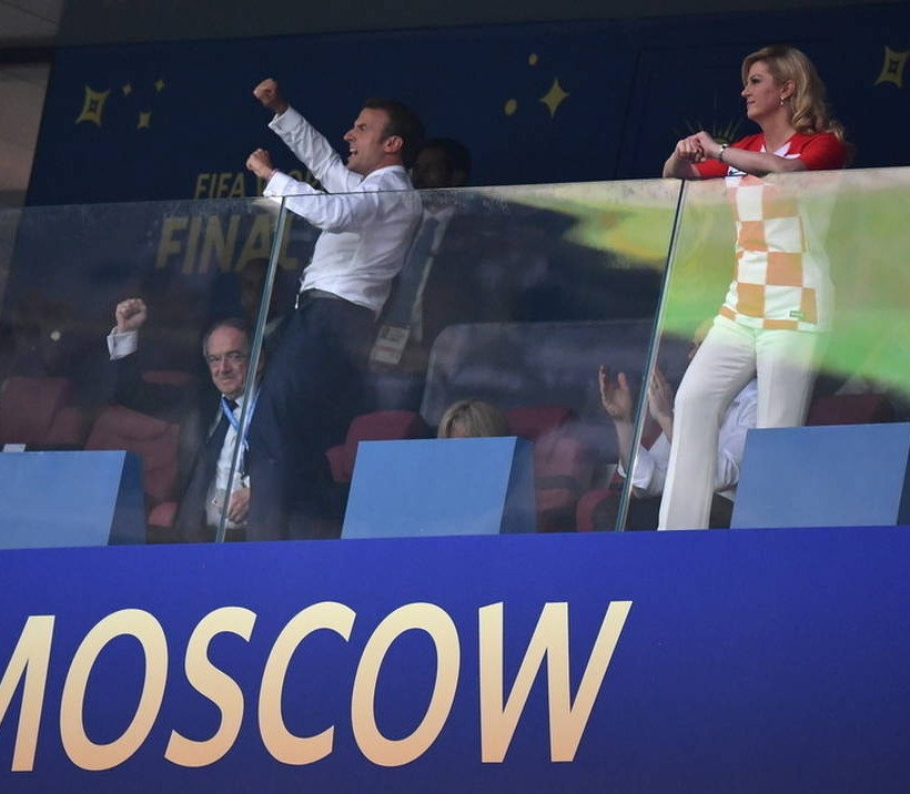 Οι έξαλλοι πανηγυρισμοί του Μακρόν και το... φιλί στην πρόεδρο της Κροατίας! (pics+vid)