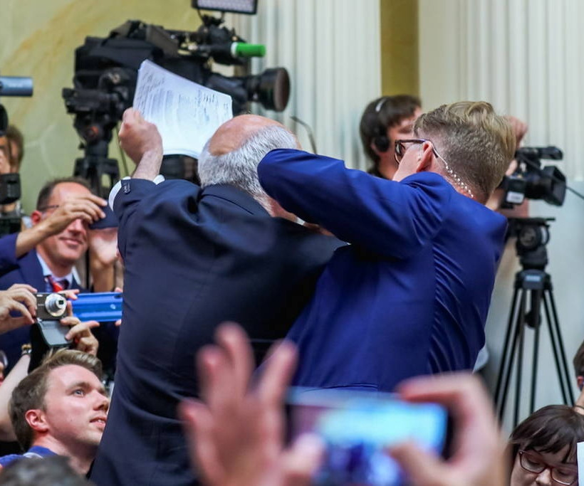 Τραμπ – Πούτιν: Τα μυστικά της συνάντησης που προδίδει η γλώσσα του σώματος (Pics)