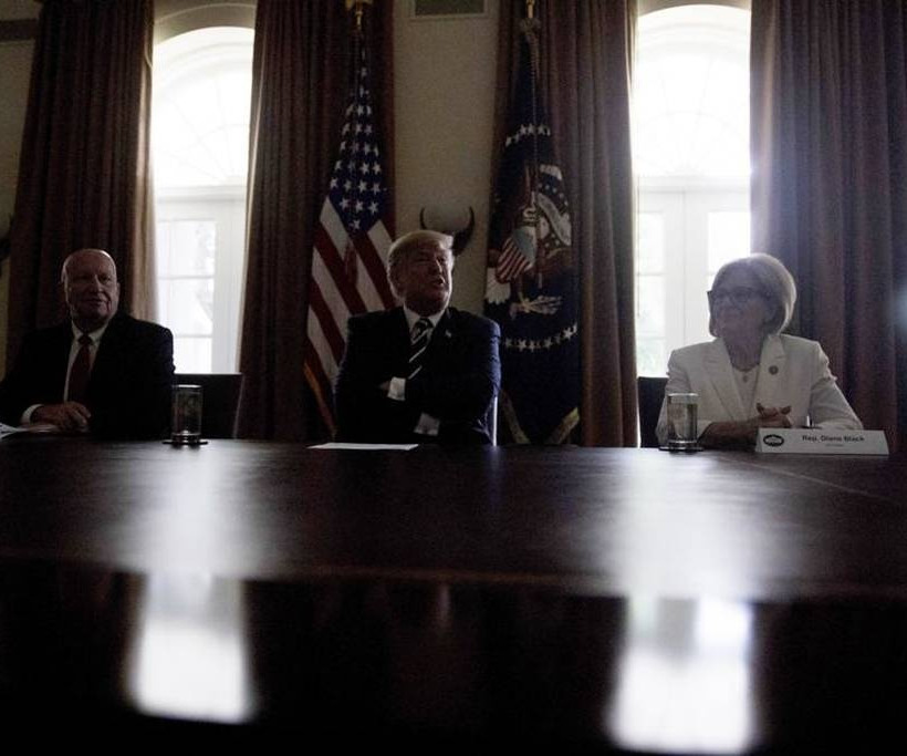 Λευκός Οίκος: Έσβησαν τα φώτα την ώρα που μιλούσε ο Τραμπ - Πώς αντέδρασε (vid)