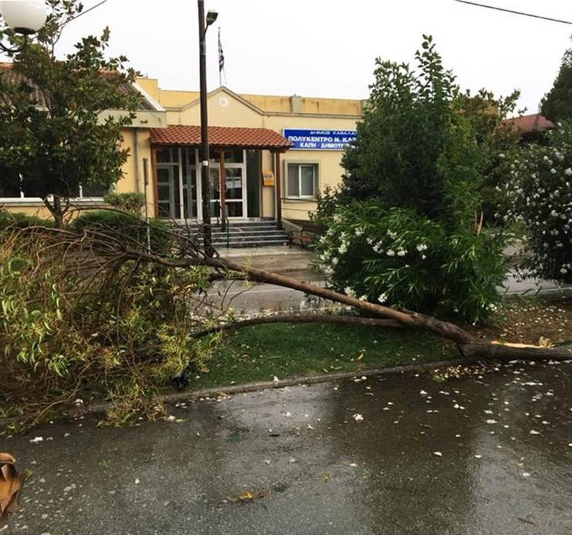 Η κακοκαιρία «χτύπησε» Ξάνθη και Καβάλα: Πρωτοφανείς εικόνες με πλημμύρες και ζημιές (vid+pics)