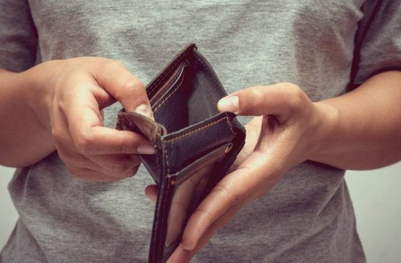 Λαμία: Tου επιτέθηκαν την ώρα που περίμενε στη στάση και τον λήστεψαν