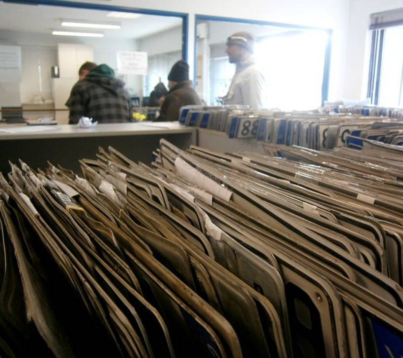 Χάνουν τις πινακίδες τους όσοι τις έχουν καταθέσει πάνω από 18 μήνες