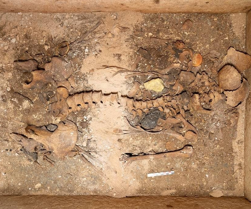 A tomb of a prominent woman came to light in Episkopi, Sikinos (pics)