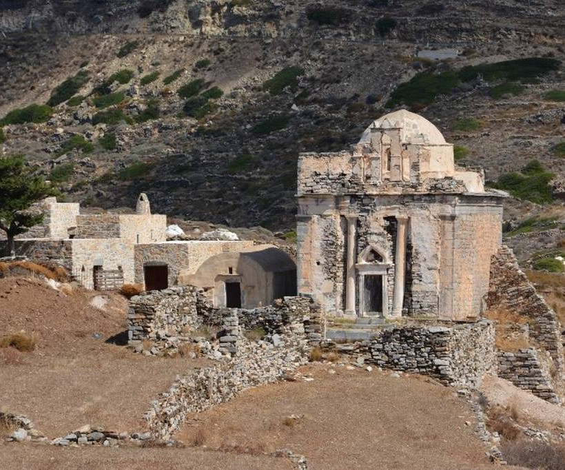 A tomb of a prominent woman came to light in Episkopi, Sikinos (pics)