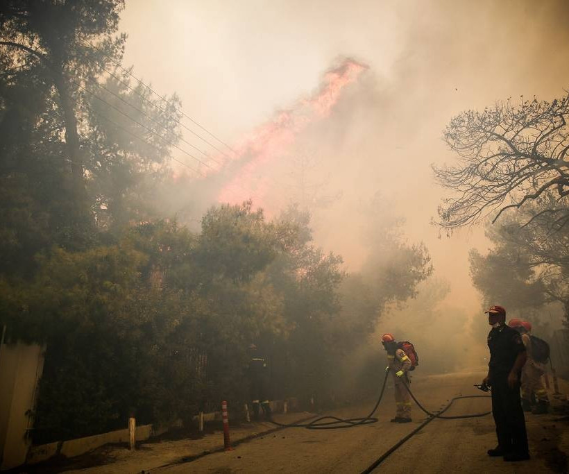 Φωτιά ΤΩΡΑ στην Κινέτα: Στις αυλές των σπιτιών έφτασαν οι φλόγες (vid)