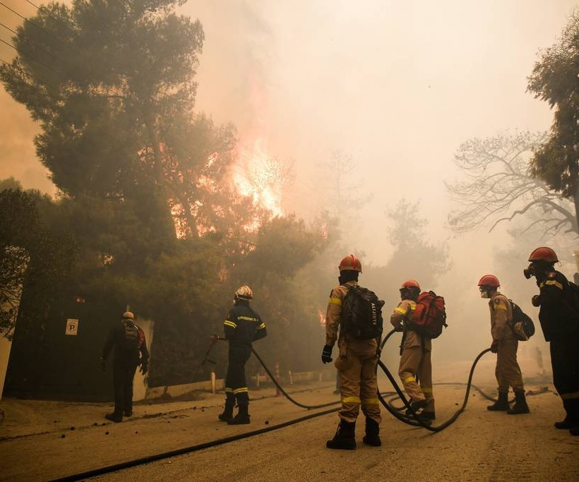Φωτιά ΤΩΡΑ στην Κινέτα: Κλειστά και τα δύο ρεύματα της Εθνικής Οδού Αθηνών - Κορίνθου