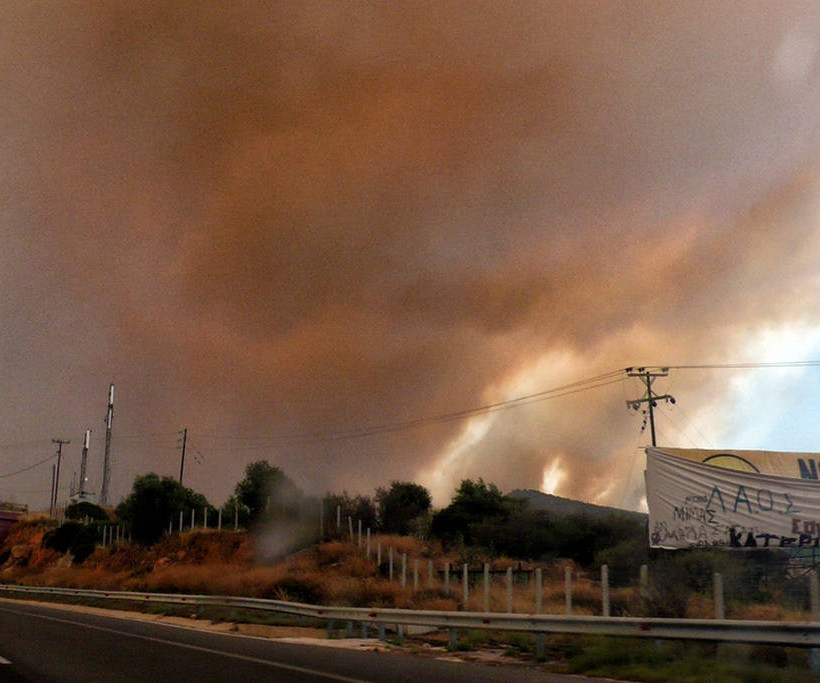 Φωτιά ΤΩΡΑ στην Κινέτα: Κλειστά και τα δύο ρεύματα της Εθνικής Οδού Αθηνών - Κορίνθου