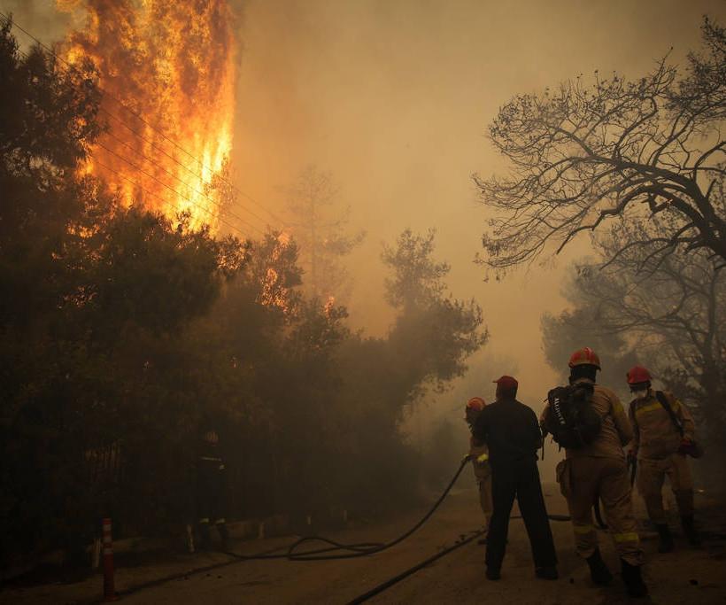 Πύρινη κόλαση στην Κινέτα: Οι φλόγες κατακαίουν τα πάντα στο διάβα τους – Συγκλονιστικές εικόνες
