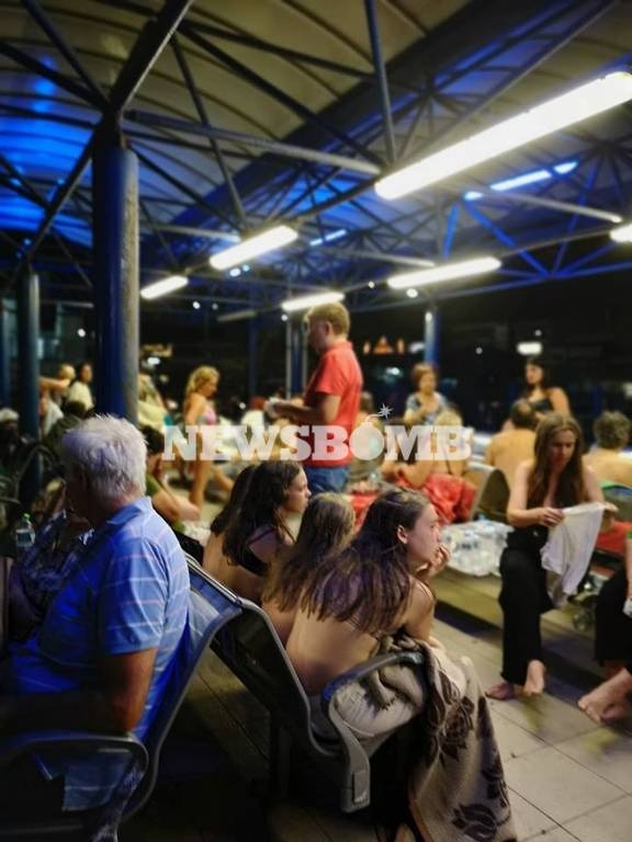 Βίντεο ντοκουμέντο: Πλοία διασώζουν κόσμο από τη θάλασσα της Ραφήνας