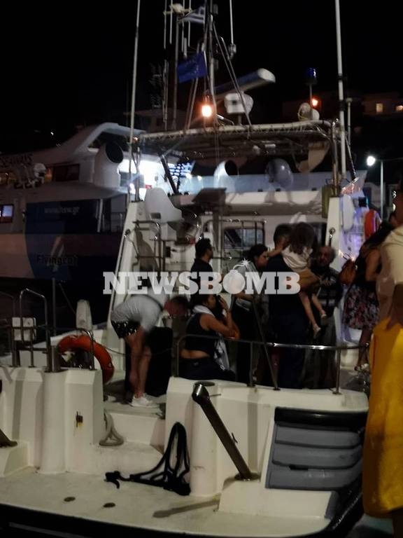 Βίντεο ντοκουμέντο: Πλοία διασώζουν κόσμο από τη θάλασσα της Ραφήνας