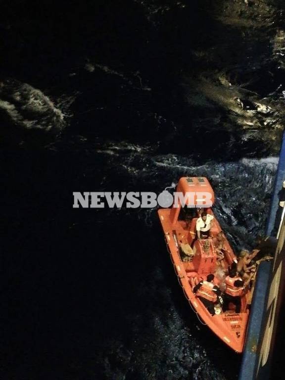 Βίντεο ντοκουμέντο: Πλοία διασώζουν κόσμο από τη θάλασσα της Ραφήνας