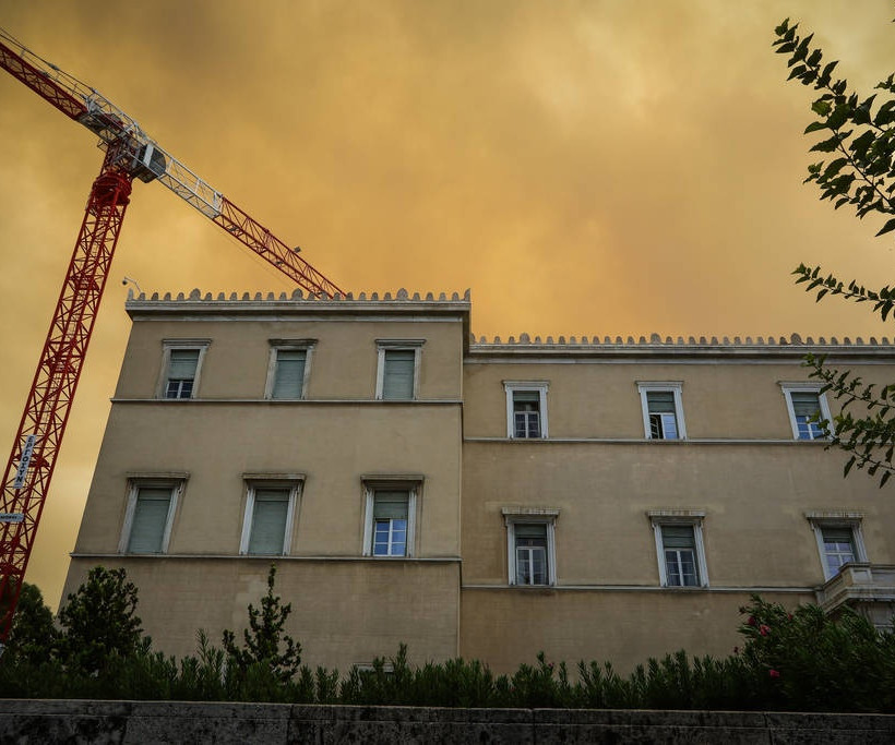 Πύρινη κόλαση στην Κινέτα: Οι φλόγες κατακαίουν τα πάντα στο διάβα τους – Συγκλονιστικές εικόνες