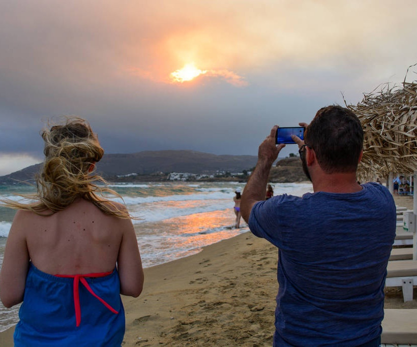 Απίστευτες εικόνες: Ορατή από Άνδρο και Τήνο η φωτιά στην Αττική