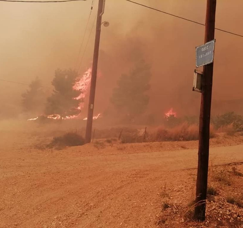 Φωτιά τώρα στην Κινέτα:«Πρόκειται για μία από τις πιο δύσκολες πυρκαγιές»