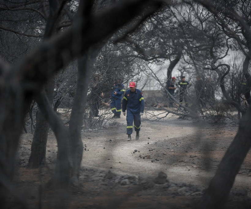 Φωτιά: Η σοκαριστική στιγμή που αντικρίζουν τους 26 νεκρούς αγκαλιασμένους στο Κόκκινο Λιμανάκι