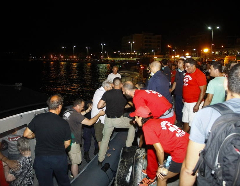 Φωτιά ΤΩΡΑ: Ασύλληπτες εικόνες στη Ραφήνα - Τα σκάφη φέρνουν συνέχεια νεκρούς (pics)