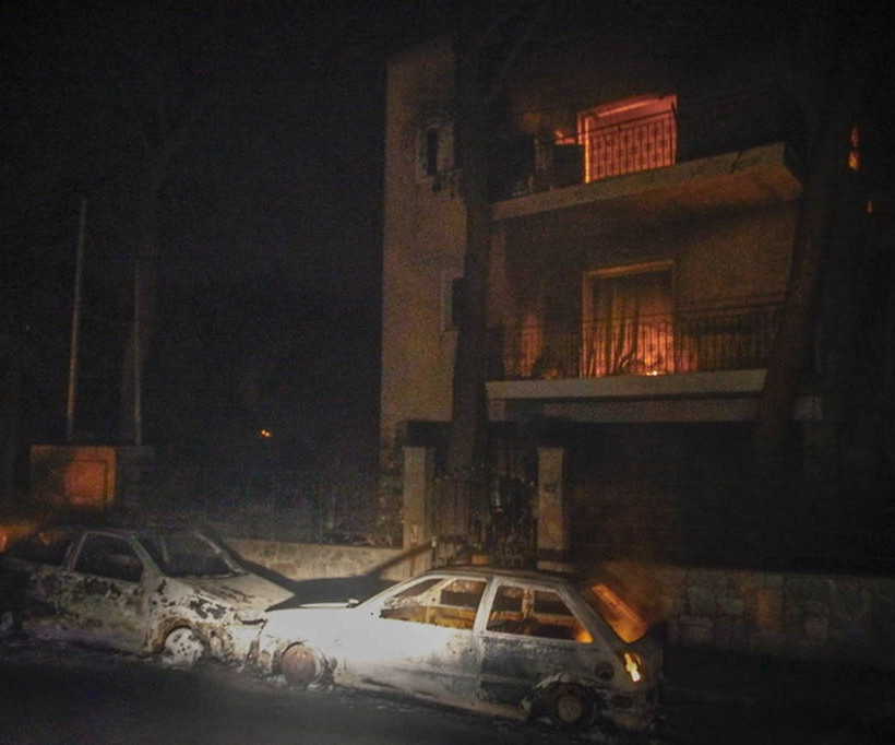 Φωτιά ΤΩΡΑ: Ασύλληπτες εικόνες στη Ραφήνα - Τα σκάφη φέρνουν συνέχεια νεκρούς (pics)