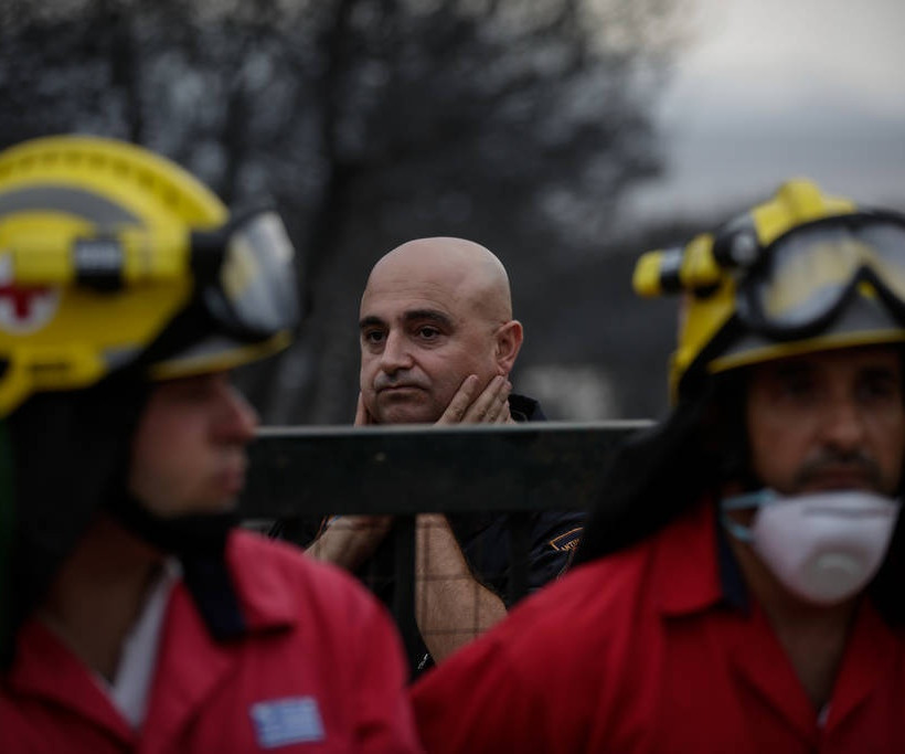 Φωτιά: Η σοκαριστική στιγμή που αντικρίζουν τους 26 νεκρούς αγκαλιασμένους στο Κόκκινο Λιμανάκι