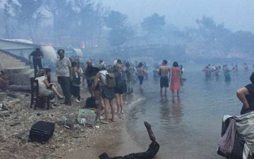 Φωτιά Ραφήνα: Σκηνές αρχαίας τραγωδίας με μητέρες και παιδιά 