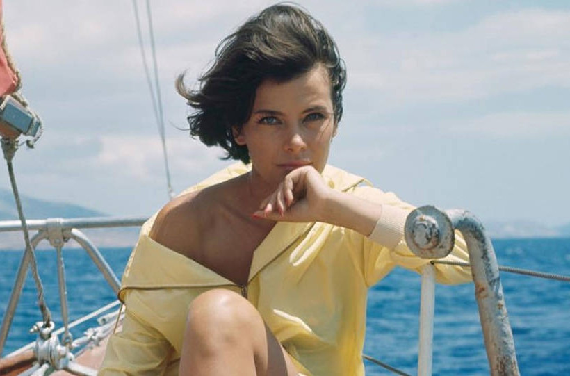 Σαν σήμερα το 1992 «φεύγει» από τη ζωή η Ελληνίδα ηθοποιός Τζένη Καρέζη (Pics+Vids)