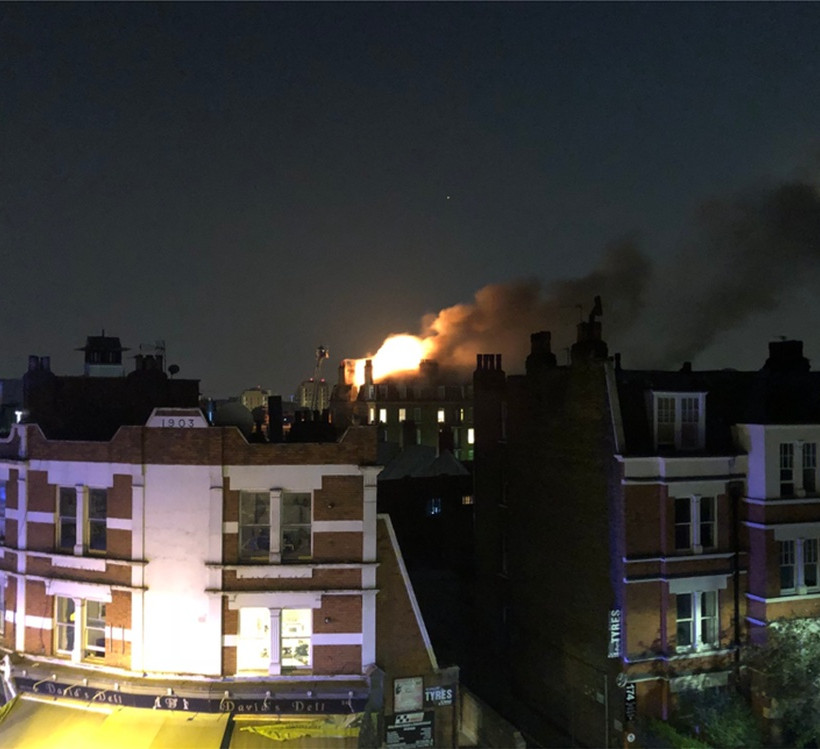 Αγώνας δρόμου για την κατάσβεση μεγάλης φωτιάς σε πενταόροφη κατοικία του Λονδίνου