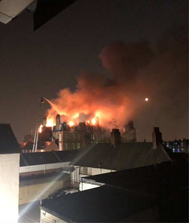 Αγώνας δρόμου για την κατάσβεση μεγάλης φωτιάς σε πενταόροφη κατοικία του Λονδίνου