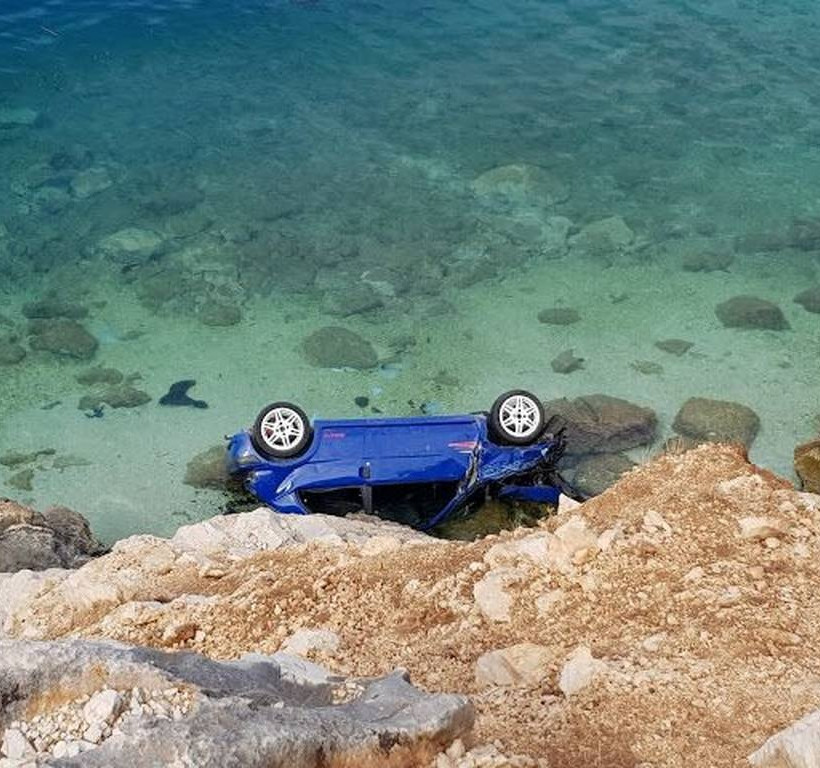 Αιτωλοακαρνανία: Φρικτό τροχαίο για 19χρονο - Πνίγηκε μέσα στο αυτοκίνητό του (Σκληρές εικόνες)