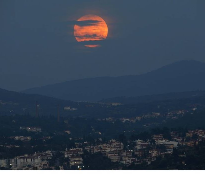 Το «Ματωμένο» φεγγάρι καθήλωσε και τους Έλληνες (pics)
