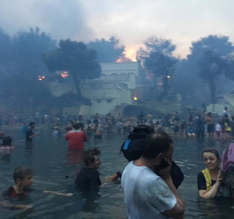 Φωτιά Μάτι: «Ζήσαμε την κόλαση και τον θάνατο» - Φωτογραφίες τη στιγμή της πύρινης κόλασης 