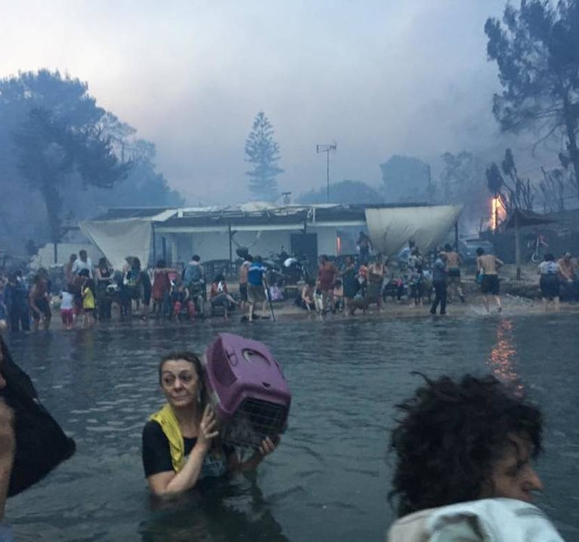 Φωτιά Μάτι: «Ζήσαμε την κόλαση και τον θάνατο» - Φωτογραφίες τη στιγμή της πύρινης κόλασης 