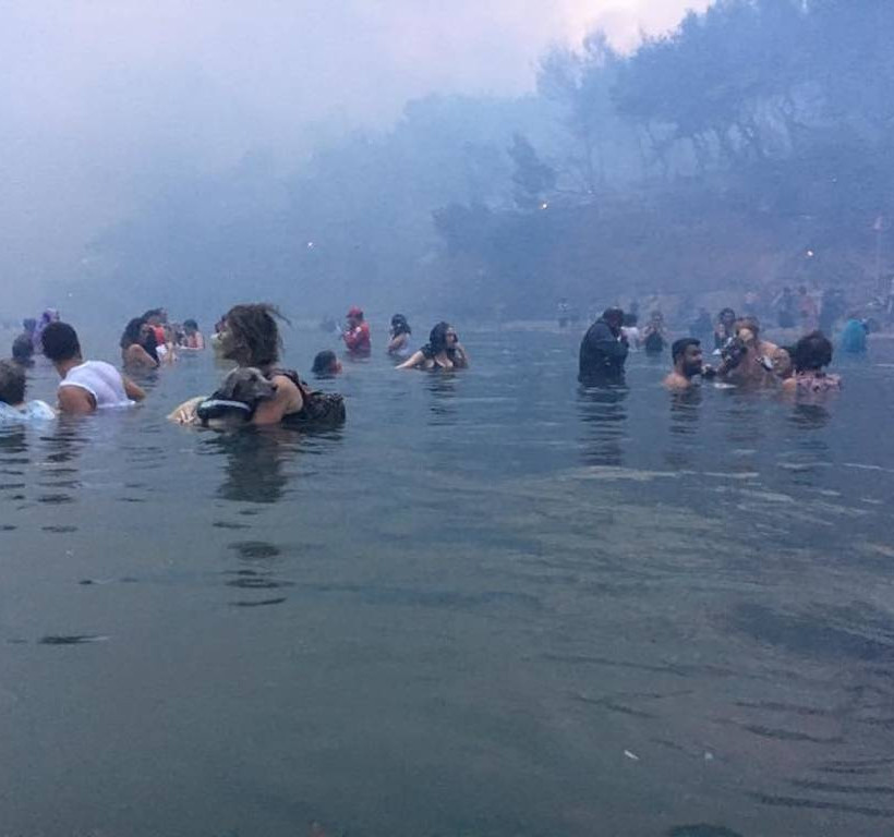Φωτιά Μάτι: «Ζήσαμε την κόλαση και τον θάνατο» - Φωτογραφίες τη στιγμή της πύρινης κόλασης 