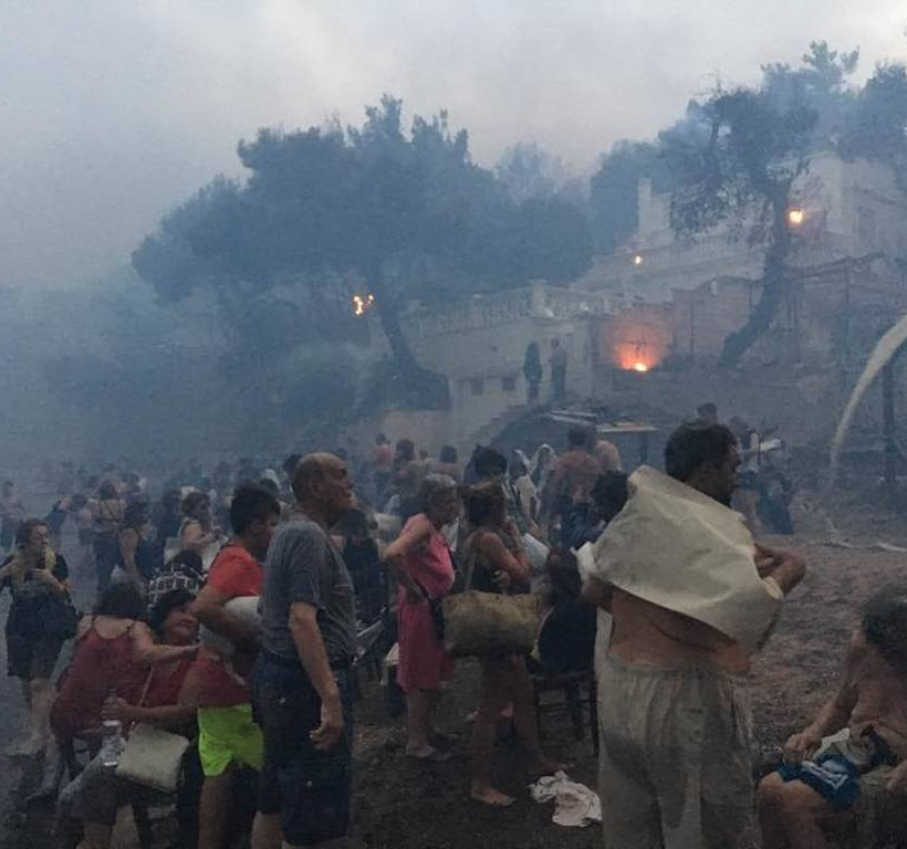 Φωτιά Μάτι: «Ζήσαμε την κόλαση και τον θάνατο» - Φωτογραφίες τη στιγμή της πύρινης κόλασης 