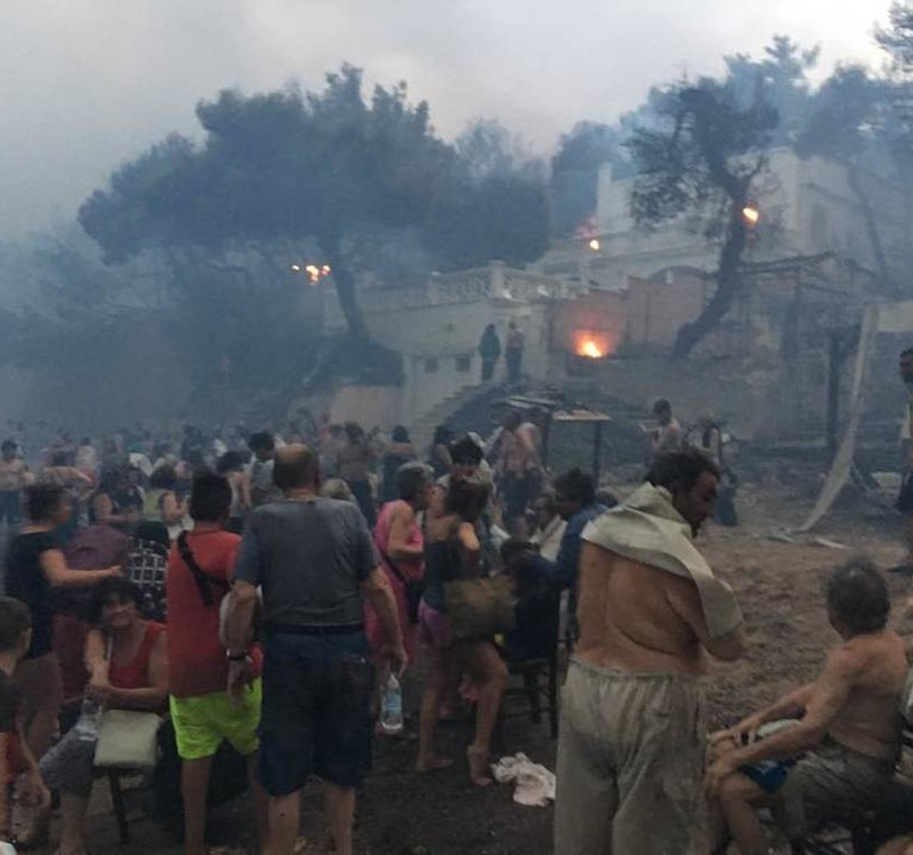 Φωτιά Μάτι: «Ζήσαμε την κόλαση και τον θάνατο» - Φωτογραφίες τη στιγμή της πύρινης κόλασης 