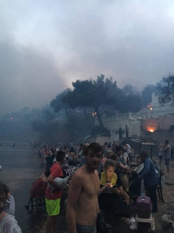 Φωτιά Μάτι: «Ζήσαμε την κόλαση και τον θάνατο» - Φωτογραφίες τη στιγμή της πύρινης κόλασης 