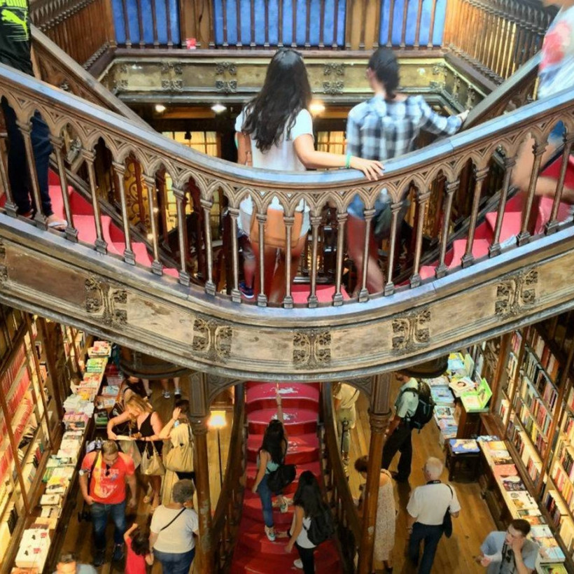 Και όμως! Αυτο το βιβλιοπωλείο χρεώνει είσοδο 5€ στους επισκέπτες του!