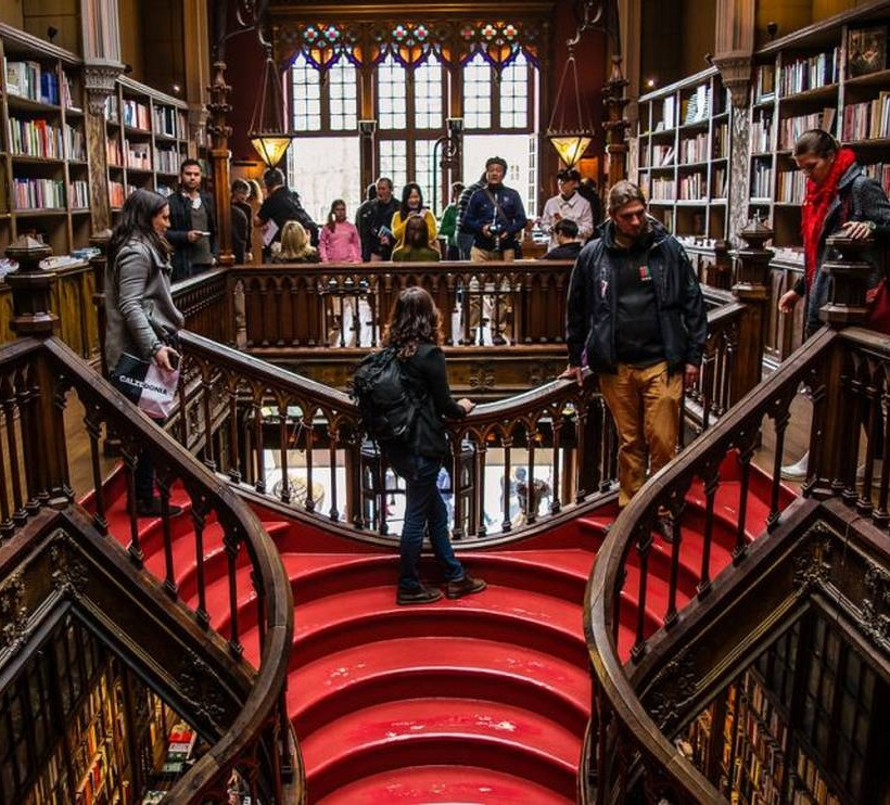 Και όμως! Αυτο το βιβλιοπωλείο χρεώνει είσοδο 5€ στους επισκέπτες του!