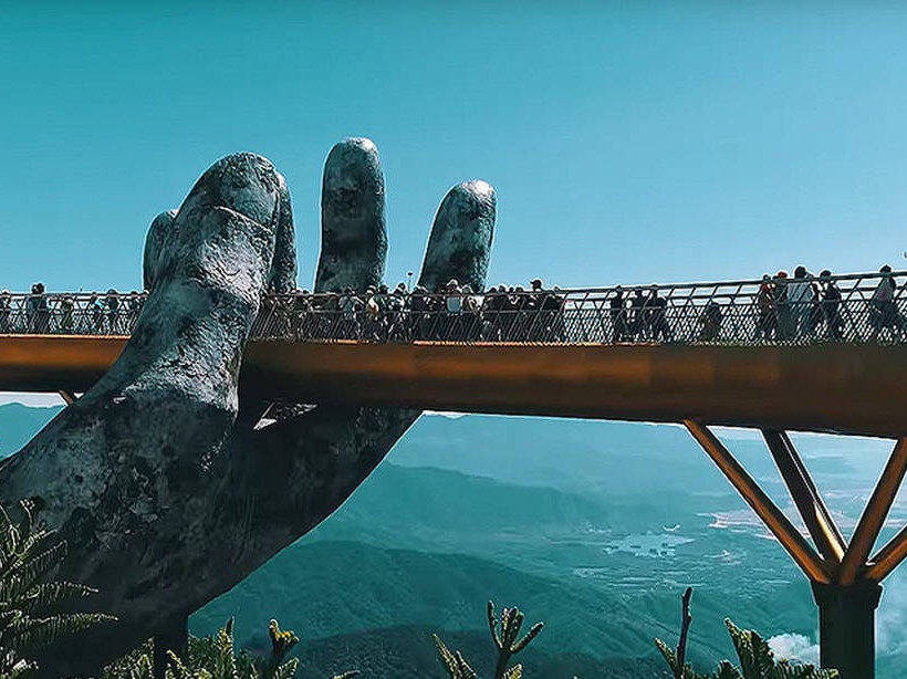 Βιετνάμ: Εντυπωσιακή χρυσή πεζογέφυρα που τη συγκρατούν γιγαντιαία χέρια  