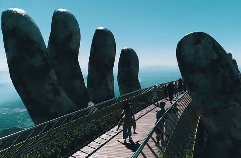 Βιετνάμ: Εντυπωσιακή χρυσή πεζογέφυρα που τη συγκρατούν γιγαντιαία χέρια  