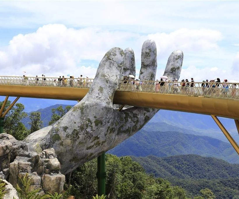 Βιετνάμ: Εντυπωσιακή χρυσή πεζογέφυρα που τη συγκρατούν γιγαντιαία χέρια  