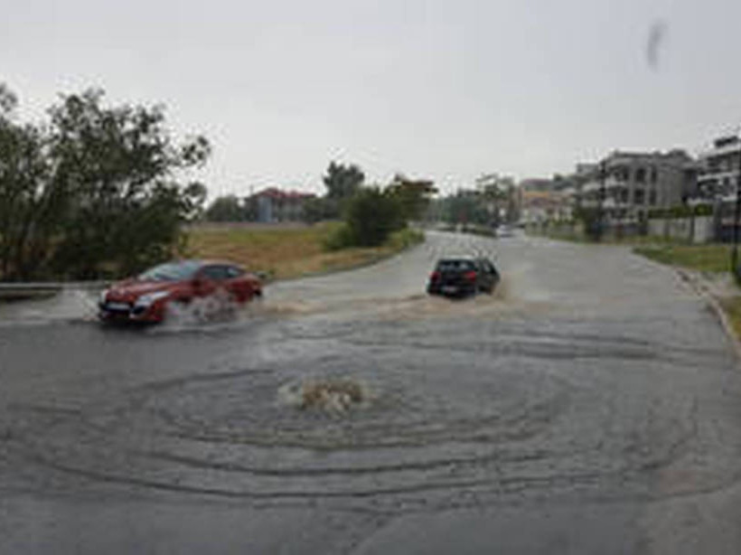 Θεσσαλονίκη: Πλημμύρες και δρόμοι ποτάμια στον Πολύγυρο 