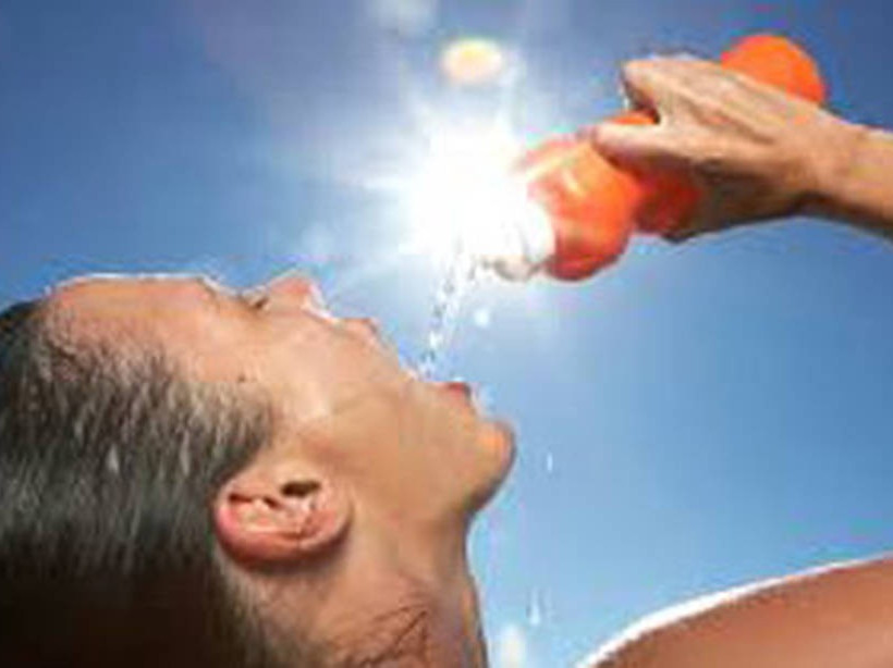 Καύσωνας: Τέσσερις μύθοι για το τι πρέπει να κάνουμε και τι όχι σε περιπτώσεις ακραίας ζέστης