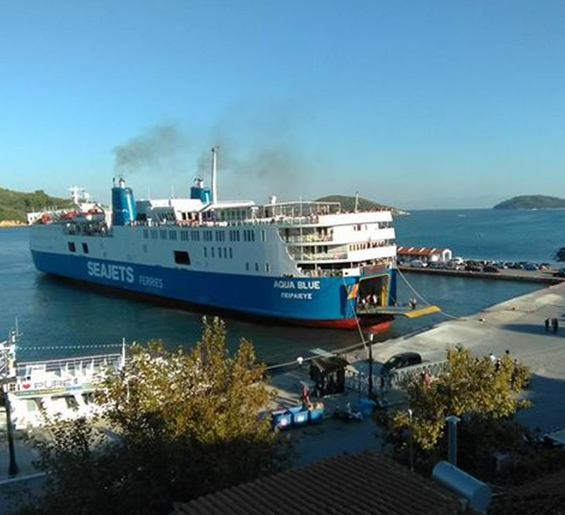 Η στιγμή που το πλοίο «Αqua Blue» προσκρούει στο λιμάνι της Σκιάθου μεταφέροντας 170 επιβάτες (pics)