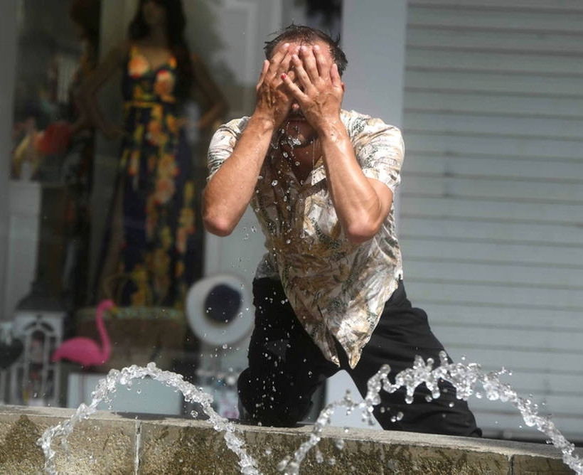 Βορειοαφρικανικός καύσωνας «ψήνει» την Ευρώπη (pics+vids)