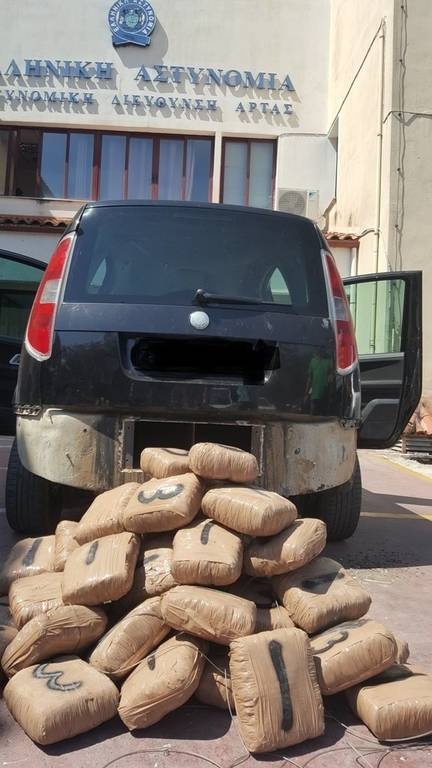 Άρτα: Ο σκύλος ξετρύπωσε 53 κιλά χασίς (pics)